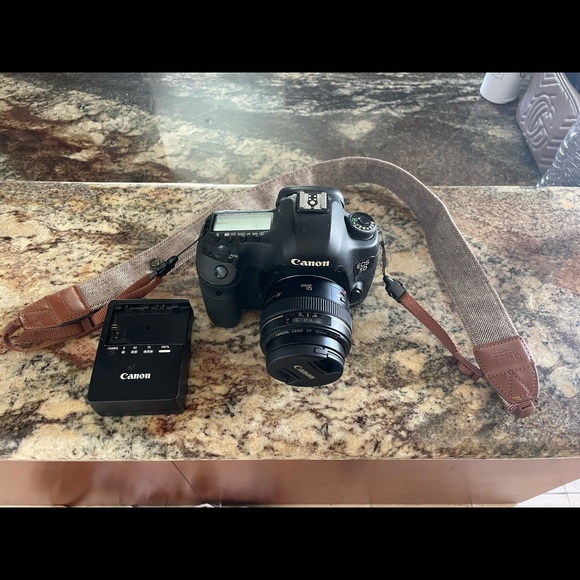 Canon EOS 5D Mark III bundle - Picture 1 of 11